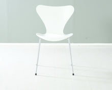 Load image into Gallery viewer, Fritz Hansen Series 7 Seiska tuoli valkoinen
