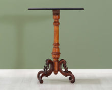 Lataa kuva Galleria-katseluun, Antiikkinen sivupöytä suorakaiteen muotoisella pöytälevyllä
