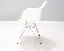 Lataa kuva Galleria-katseluun, Vitra Eames DAR tuoli valkoinen