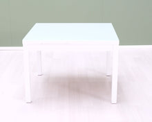 Lataa kuva Galleria-katseluun, Lasipäällysteinen sivupöytä