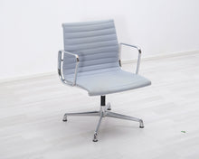 Lataa kuva Galleria-katseluun, Vitra Aluminium Chair EA 107 tuoli vaaleansininen