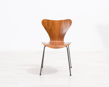 Lataa kuva Galleria-katseluun, Fritz Hansen Series 7 tuoli pähkinä