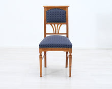 Load image into Gallery viewer, Puutuoli sinisellä verhoilulla