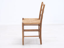 Lataa kuva Galleria-katseluun, Vintagetuoli punotulla istuimella