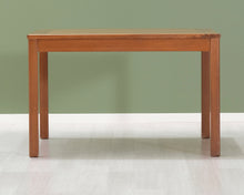 Lataa kuva Galleria-katseluun, Neliönmuotoinen ruokapöytä