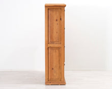Load image into Gallery viewer, Kierrätyspuinen astiakaappi