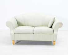 Lataa kuva Galleria-katseluun, 2-istuttava kangassohva vaaleanvihreä
