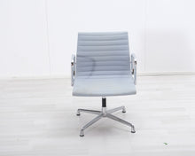 Lataa kuva Galleria-katseluun, Vitra Aluminium Chair EA 107 tuoli vaaleansininen