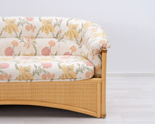 Lataa kuva Galleria-katseluun, 2,5-istuttava rottinkisohva kukkakuviolla