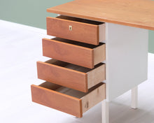 Load image into Gallery viewer, Vintage kirjoituspöytä
