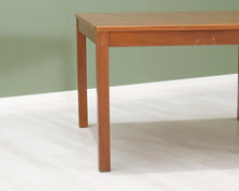 Lataa kuva Galleria-katseluun, Neliönmuotoinen ruokapöytä