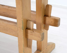 Load image into Gallery viewer, Puinen taloinpoikaispöytä
