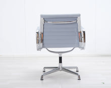 Lataa kuva Galleria-katseluun, Vitra Aluminium Chair EA 107 tuoli vaaleansininen