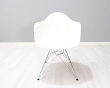 Lataa kuva Galleria-katseluun, Vitra Eames DAR tuoli valkoinen