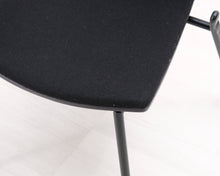 Lataa kuva Galleria-katseluun, Tuoli kangasistuimella musta