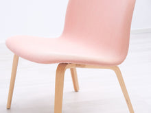 Lataa kuva Galleria-katseluun, Muuto Visu nojatuoli tammi / vaaleanpunainen
