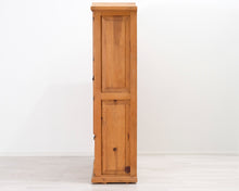Load image into Gallery viewer, Kierrätyspuinen astiakaappi