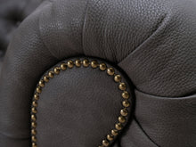 Lataa kuva Galleria-katseluun, Brandas 3-istuttava Chesterfield sohva harmaa