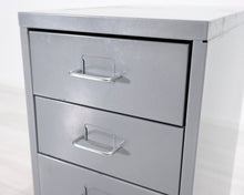 Lataa kuva Galleria-katseluun, Metallinen laatikosto