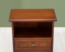 Lataa kuva Galleria-katseluun, Laatikollinen yöpöytä
