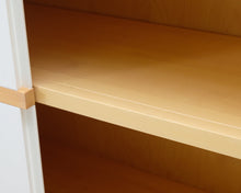 Lataa kuva Galleria-katseluun, Lipasto valkoisilla ovilla