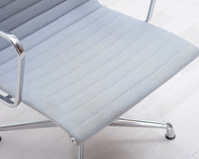 Lataa kuva Galleria-katseluun, Vitra Aluminium Chair EA 107 tuoli vaaleansininen