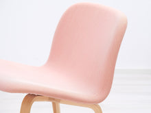 Lataa kuva Galleria-katseluun, Muuto Visu nojatuoli tammi / vaaleanpunainen