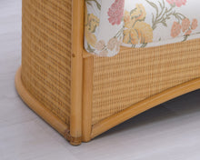 Lataa kuva Galleria-katseluun, 2,5-istuttava rottinkisohva kukkakuviolla