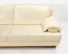 Lataa kuva Galleria-katseluun, Natuzzi 3-istuttava nahkasohva kermanvalkoinen