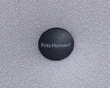 Lataa kuva Galleria-katseluun, Fritz Hansen Independence tuoli harmaa