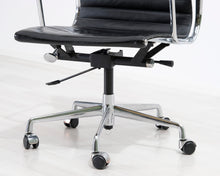 Ladda upp bild till gallerivisning, Vitra Aluminium Chair EA 118 -työtuoli