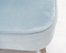 Lataa kuva Galleria-katseluun, Samettinojatuoli vaaleansininen