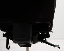 Load image into Gallery viewer, Musta konttorituoli ilman käsinojia