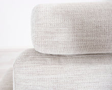 Lataa kuva Galleria-katseluun, 2-istuttava kangassohva vaaleanharmaa