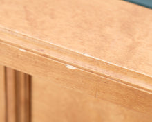 Ladda upp bild till gallerivisning, Boknäs kirjoituspöytä ylähyllyllä