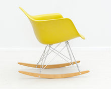 Lataa kuva Galleria-katseluun, Vitra Eames RAR keinutuoli