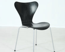 Lataa kuva Galleria-katseluun, Fritz Hansen Series 7 Seiska tuoli musta