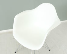 Ladda upp bild till gallerivisning, Vitra Eames DAR tuoli valkoinen
