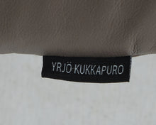 Lataa kuva Galleria-katseluun, Yrjö Kukkapuro Remmi 3-istuttava nahkasohva ruskea