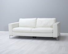 Lataa kuva Galleria-katseluun, Natuzzi Italsofa 3-istuttava nahkasohva valkoinen