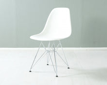 Lataa kuva Galleria-katseluun, Vitra Eames DSR tuoli, valkoinen