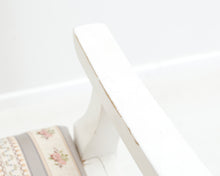 Load image into Gallery viewer, Laitala kustavilaistyylinen sohva valkoinen