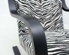 Ladda upp bild till gallerivisning, Artek 401 nojatuoli zebra-kankaalla