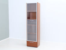 Lataa kuva Galleria-katseluun, BoConcept korkea kaappi lasiovella