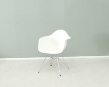 Ladda upp bild till gallerivisning, Vitra Eames DAR tuoli valkoinen