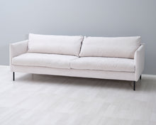 Lataa kuva Galleria-katseluun, Kuusilinna Syvätuuli 3-istuttava kangassohva beige