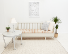 Load image into Gallery viewer, Laitala kustavilaistyylinen vuodesohva valkoinen
