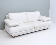 Lataa kuva Galleria-katseluun, Natuzzi 2-istuttava nahkasohva valkoinen
