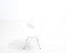Lataa kuva Galleria-katseluun, Vitra Eames DAR tuoli valkoinen

