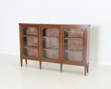 Lataa kuva Galleria-katseluun, Mahonkinen kirjakaappi lasiovilla
